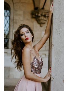 Trblietavé maxi šaty vzadu úplne otvorené