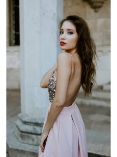 Trblietavé maxi šaty vzadu úplne otvorené