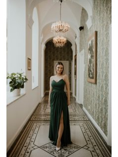 Zelené šaty s odhaleným chrbtom