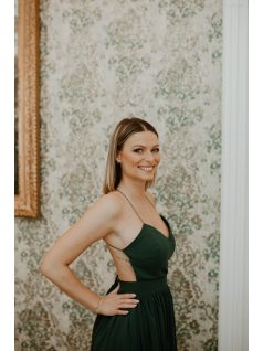 Zelené šaty s odhaleným chrbtom