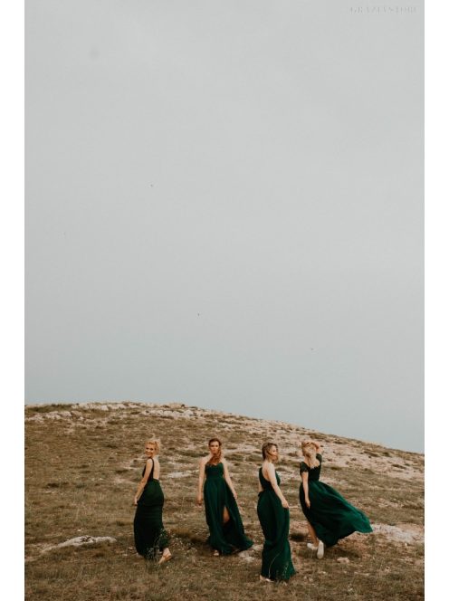 Zelené šaty s odhaleným chrbtom