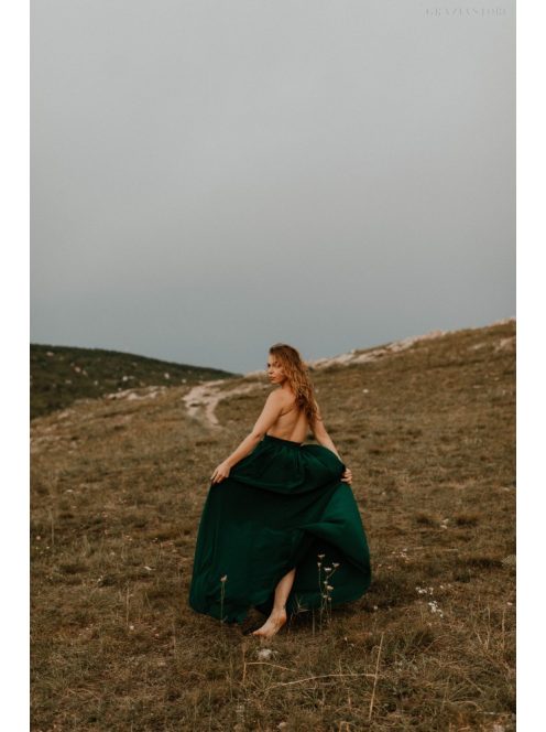 Zelené šaty s odhaleným chrbtom