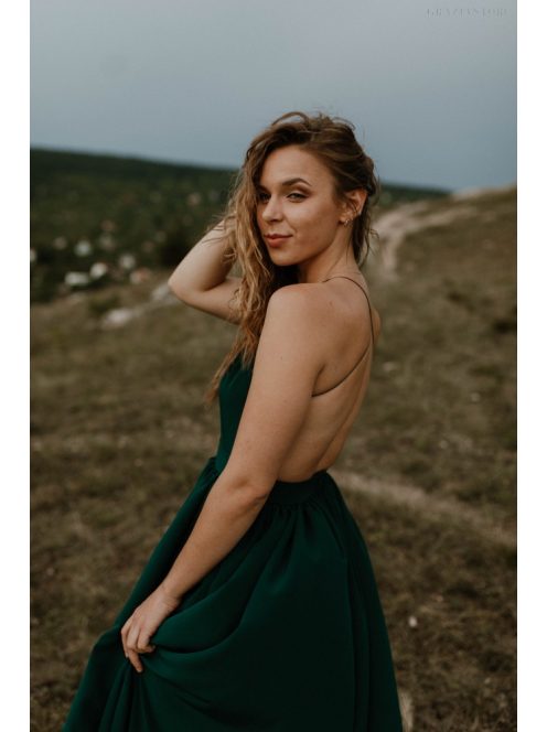 Zelené šaty s odhaleným chrbtom