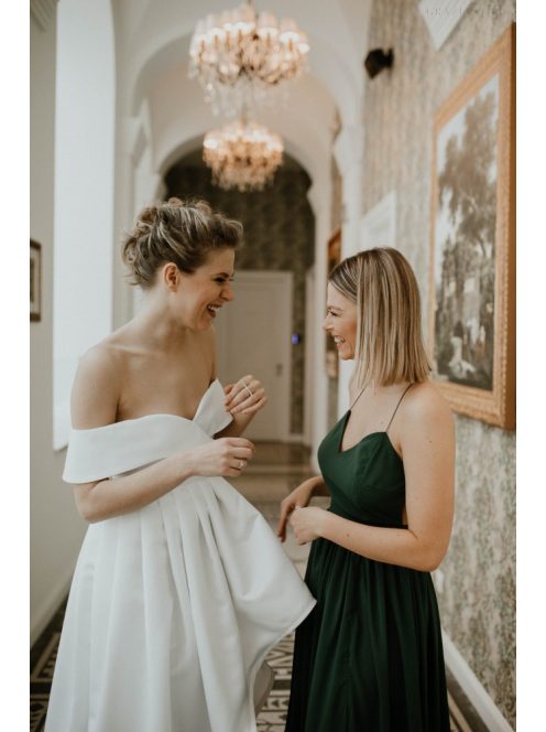 Zelené šaty s odhaleným chrbtom