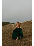 Zelené šaty s odhaleným chrbtom