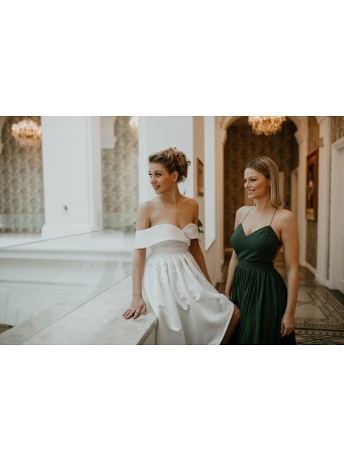 Zelené šaty s odhaleným chrbtom