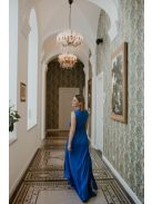 Kráľovsky modré mušelínové šaty s preloženým dekoltom.