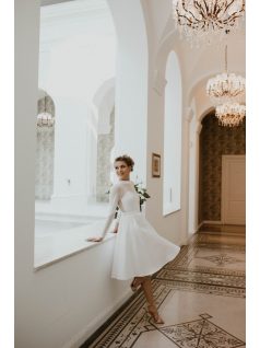 Biele midi bezchrbtové šaty