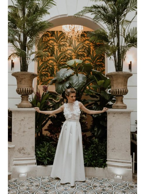 Šaty s bielym čipkovaným vrchom a saténovým spodkom