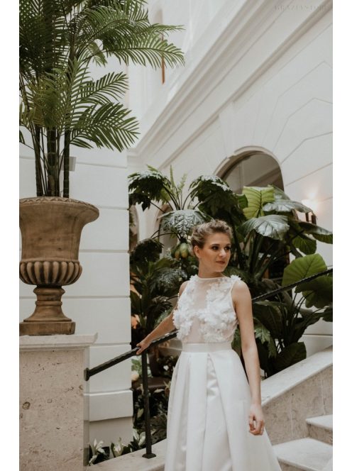 Šaty s bielym čipkovaným vrchom a saténovým spodkom