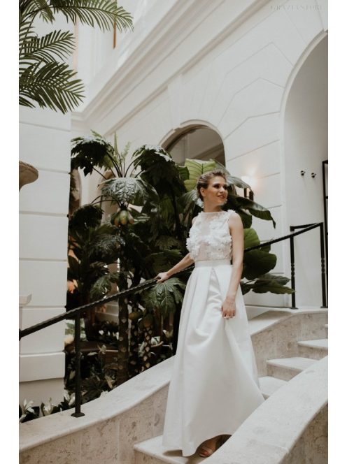 Šaty s bielym čipkovaným vrchom a saténovým spodkom