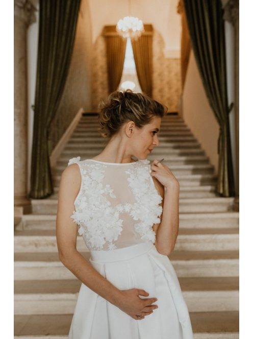 Šaty s bielym čipkovaným vrchom a saténovým spodkom