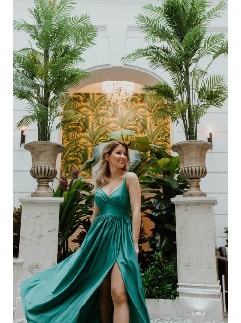 Zelené šaty s výstrihom do V