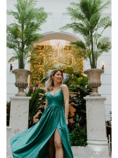 Zelené šaty s výstrihom do V