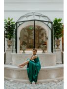 Zelené maxi šaty s predným výstrihom. 