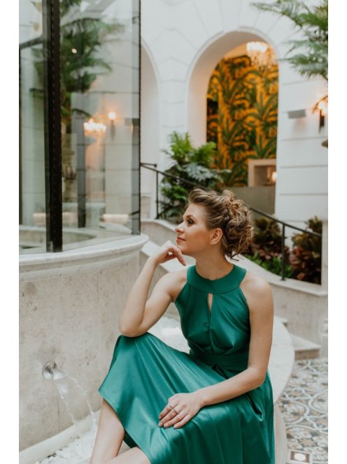 Zelené maxi šaty s predným výstrihom. 