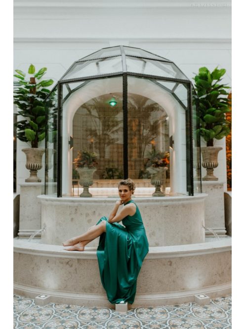 Zelené maxi šaty s predným výstrihom. 