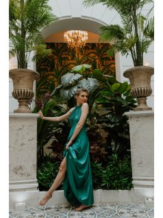 Zelené maxi šaty s predným výstrihom. 