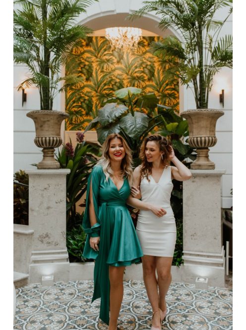 Krátke šaty s preloženým dekoltom