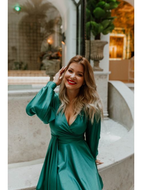 Krátke šaty s preloženým dekoltom