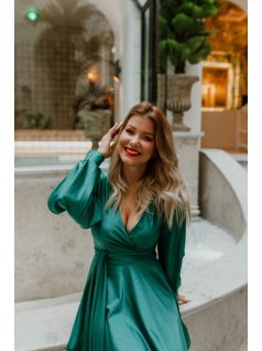 Krátke šaty s preloženým dekoltom