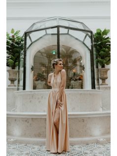   Šaty šampanskej farby, ktoré sa dajú zaviazať na mnoho spôsobov