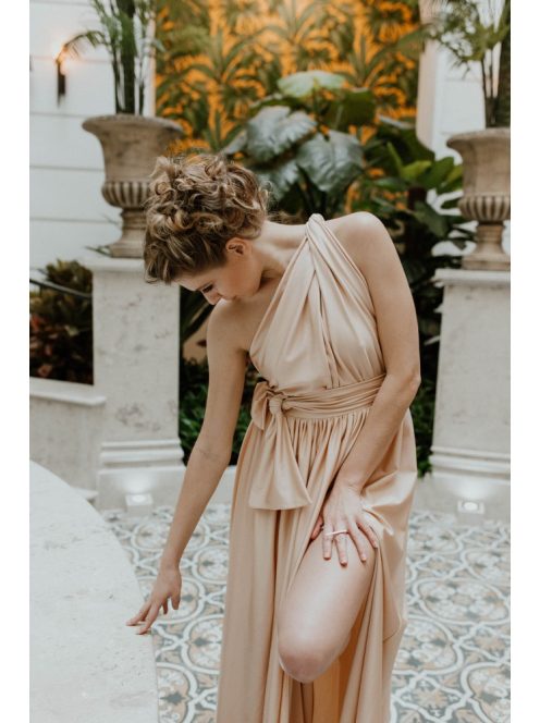 Šaty šampanskej farby, ktoré sa dajú zaviazať na mnoho spôsobov