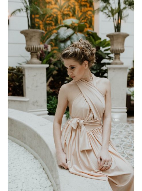 Šaty šampanskej farby, ktoré sa dajú zaviazať na mnoho spôsobov