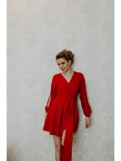 Červené šaty s preloženým dekoltom