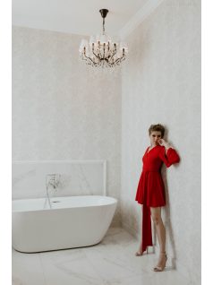 Červené šaty s preloženým dekoltom