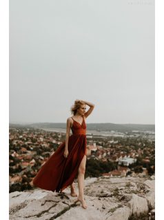 Hrdzavohnedé šaty s V výstrihom