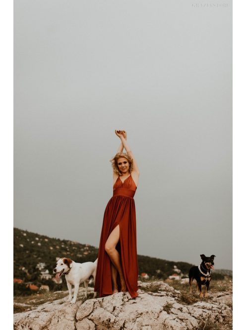 Hrdzavohnedé šaty s V výstrihom