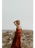 Hrdzavohnedé šaty s V výstrihom