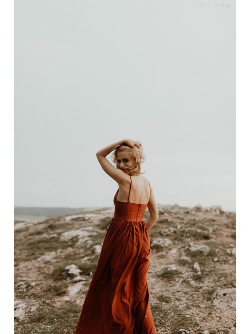 Hrdzavohnedé šaty s V výstrihom