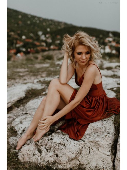 Hrdzavohnedé šaty s V výstrihom