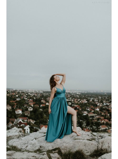 Petrolejovo modré šaty s výstrihom do V