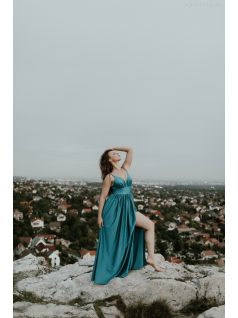 Petrolejovo modré šaty s výstrihom do V