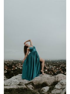 Petrolejovo modré šaty s výstrihom do V