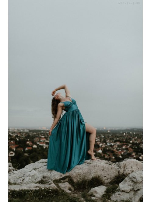 Petrolejovo modré šaty s výstrihom do V