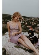 Bledofialové šaty s výstrihom do V