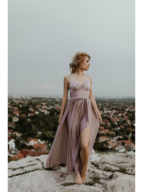 Bledofialové šaty s výstrihom do V