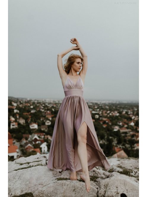 Bledofialové šaty s výstrihom do V