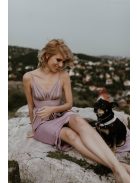 Bledofialové šaty s výstrihom do V