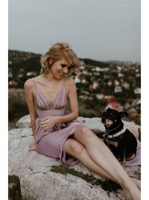 Bledofialové šaty s výstrihom do V