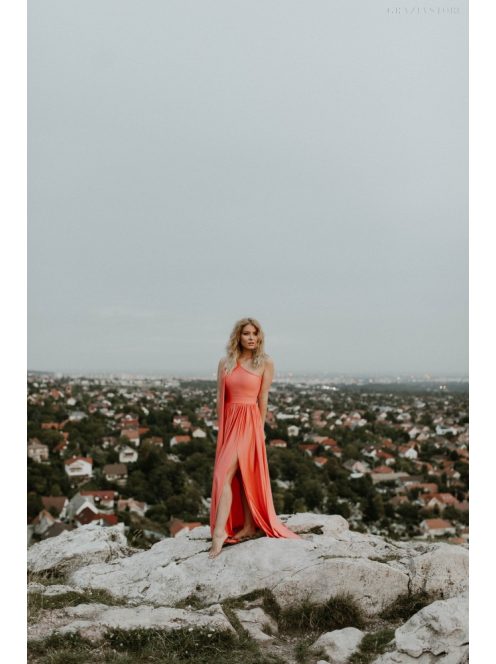 Asymetrické maxi šaty koralovej farby