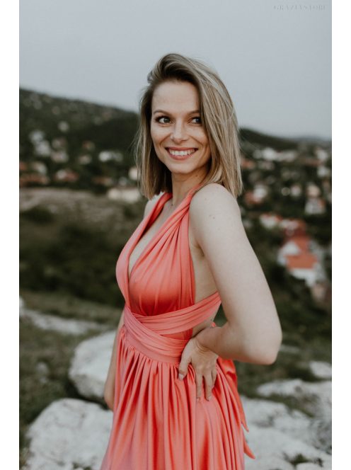 Koralové šaty s viazaním na rôzne spôsoby.