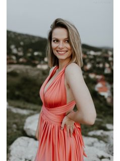 Koralové šaty s viazaním na rôzne spôsoby.