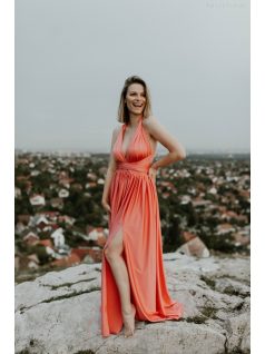 Koralové šaty s viazaním na rôzne spôsoby.