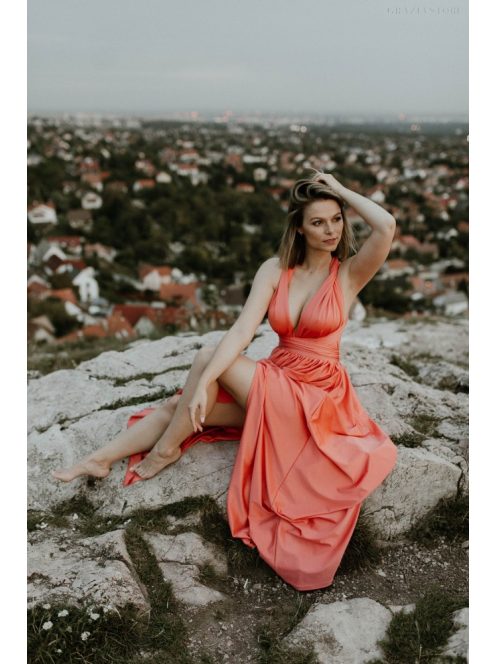 Koralové šaty s viazaním na rôzne spôsoby.