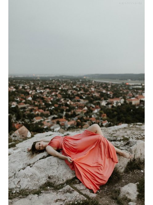 Koralové šaty s viazaním na rôzne spôsoby.